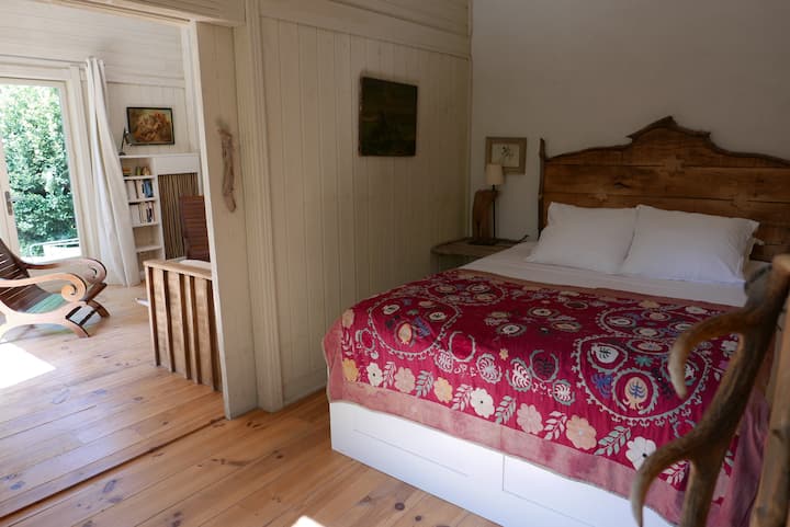 Tweepersoonskamer van de Cabane de la Leche verhuur van ongewone landelijke huisjes in het natuurpark Alpilles.
