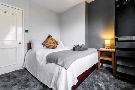 Double Bedded Room in quiet bright 2 bed Flat