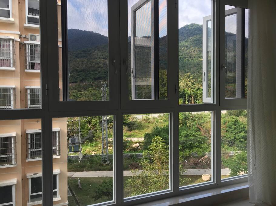 落地断桥铝门窗,窗外是一览无余尖峰好景色