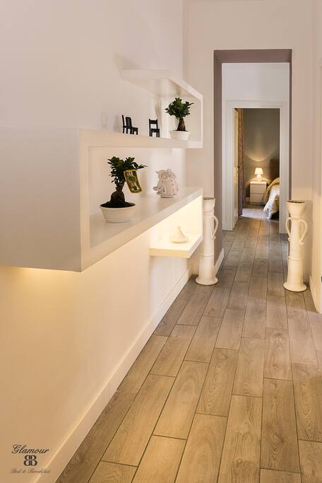 corridoio con vista ingresso camere