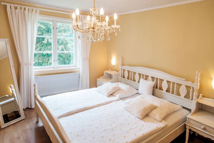 ผ่อนคลายและนอนใกล้ทะเลสาบในบรรยากาศมีสไตล์