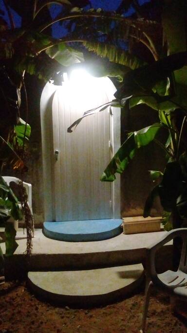 Ingresso tra le foglie dei banani