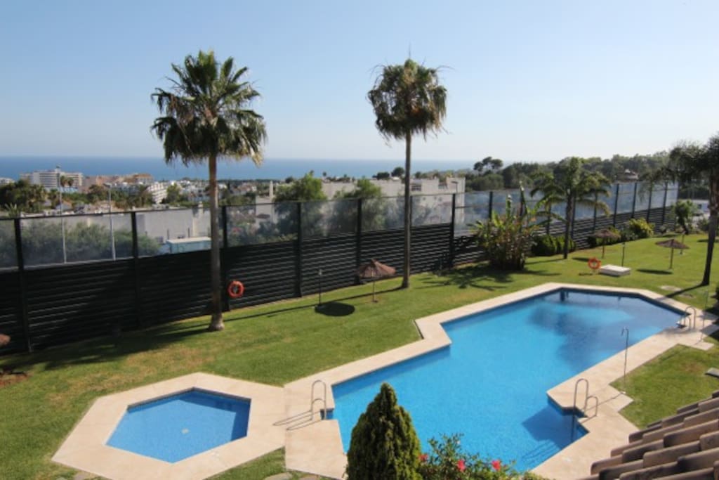 Vistas al mar, jardines y piscinas.