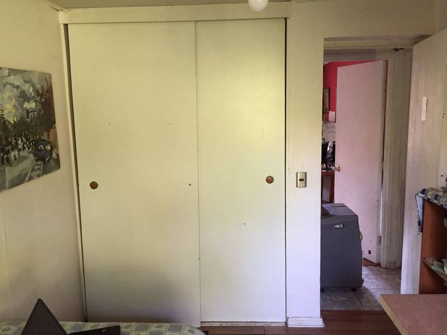 gran closet, mucho espacio para guardar ropa y objetos