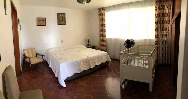 חדר שינה לשני אנשים + תינוק אחד
חדר עם חדר רחצה משלו בקומת הקרקע