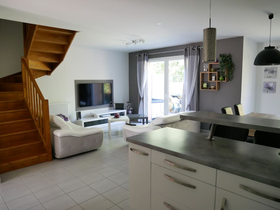 Salon, cuisine, salle à mangé.