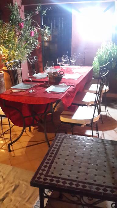 la terrasse très confortable sans aucun vis à vis. la double terrasse avec une vue panoramique du Marrakech