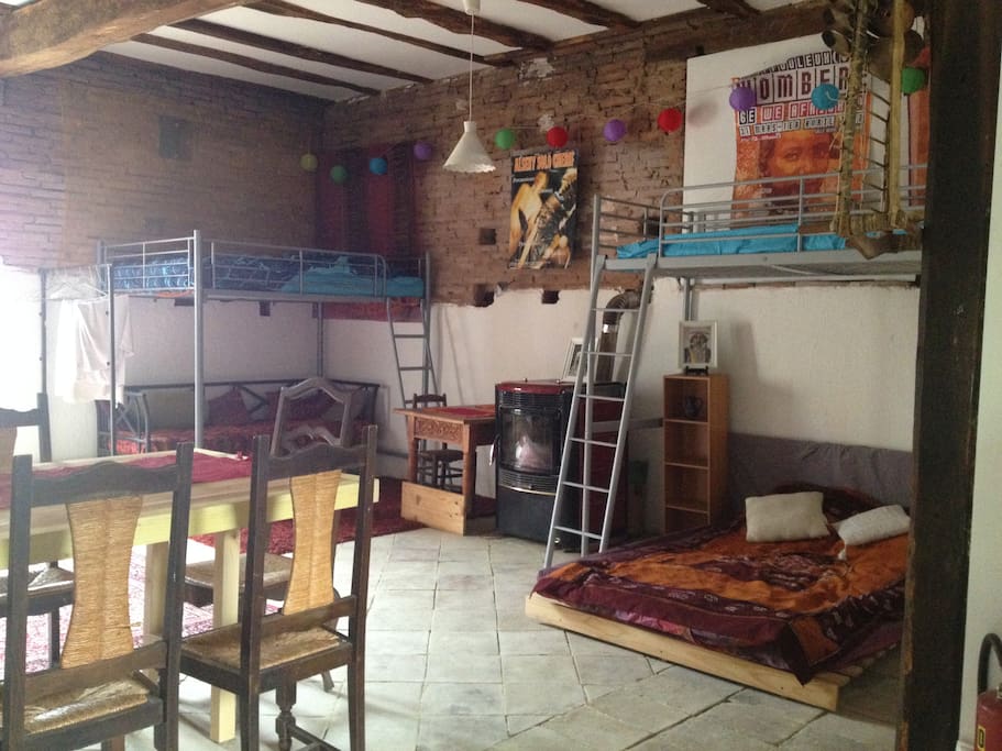 La pièce de vie et coin couchage (1 mezzanine 1 personne, 1 mezzanine 2 personnes, 1 futon 2 personnes, un canapé lit 1 personne.