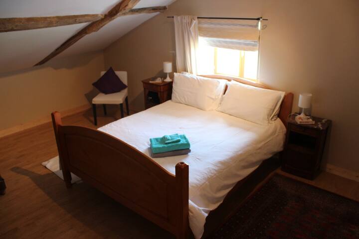 : חדר שינה אסטר עם מיטת קינג סייז