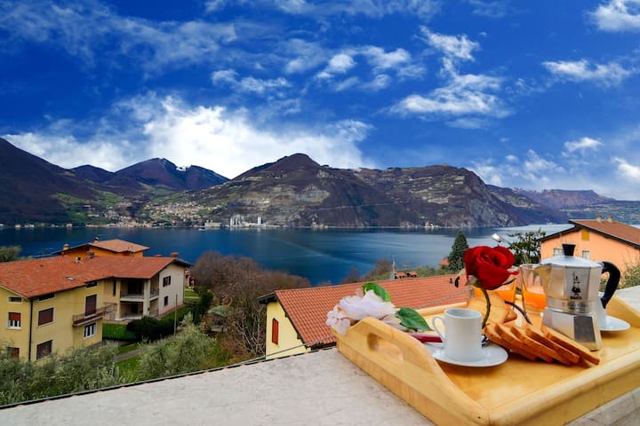 Appartamento con terrazzo con vista lago sull'isola senza auto