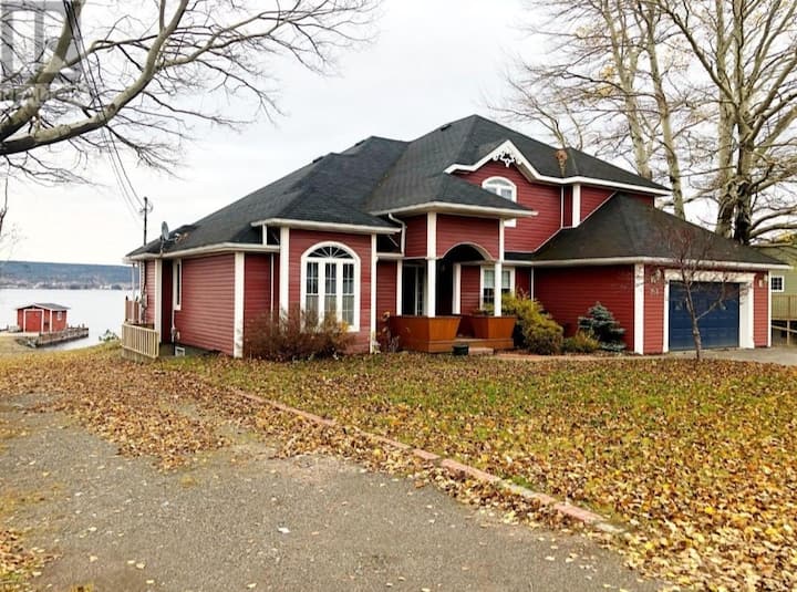 Baycation home with Hottub Houses for Rent in Lewisporte