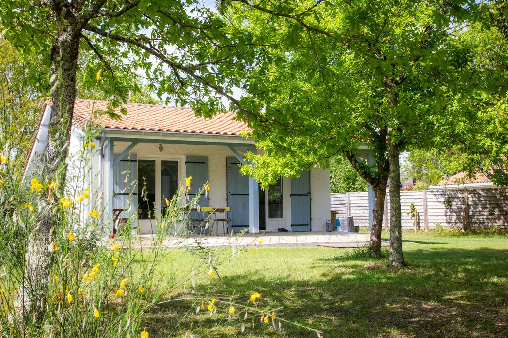 La maison est entourée d'un grand jardin, au calme