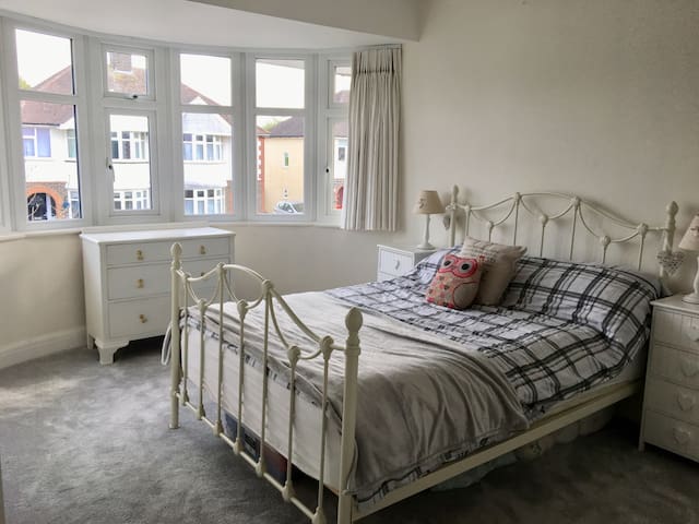 Lovely room with ensuite - very close to Gatwick