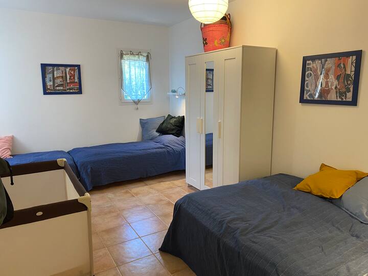 Dhomë familjare me ajër të kondicionuar, krevat D, 2 krevate tek dhe krevat fëmijësh