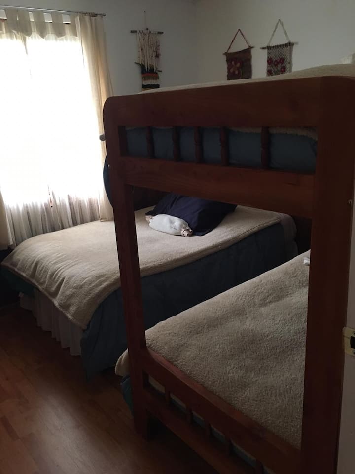 Оваа соба не е многу голема, но има 3 кревета од 1½ квадрат и е многу удобна и топла за одмор.