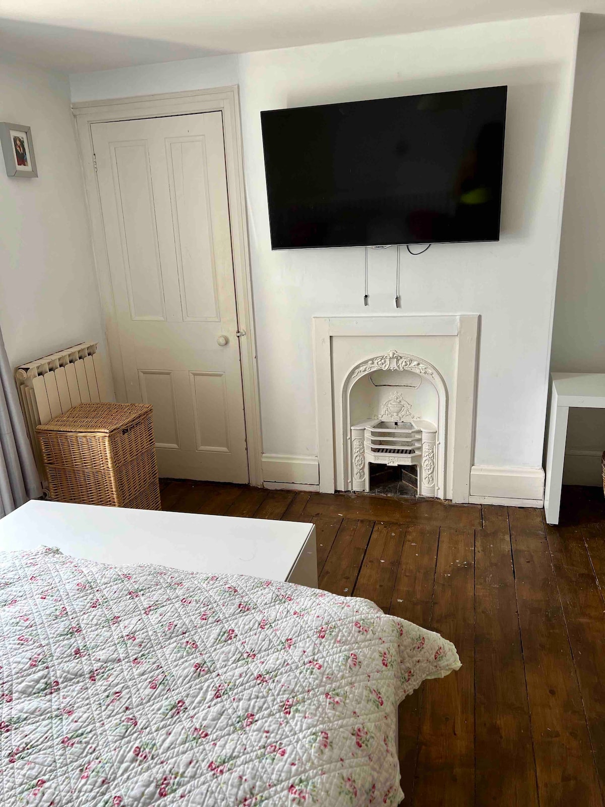 Spálňa 2 má tradičné prvky a širokouhlú televíziu. 