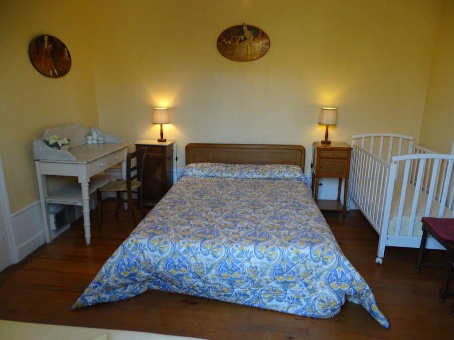 Double bedroom with crib
