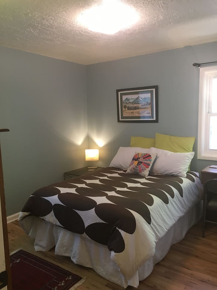 K dispozícii je 2. spálňa s manželskou posteľou, malým písacím stolom, vstavanými zásuvkami a skriňou.