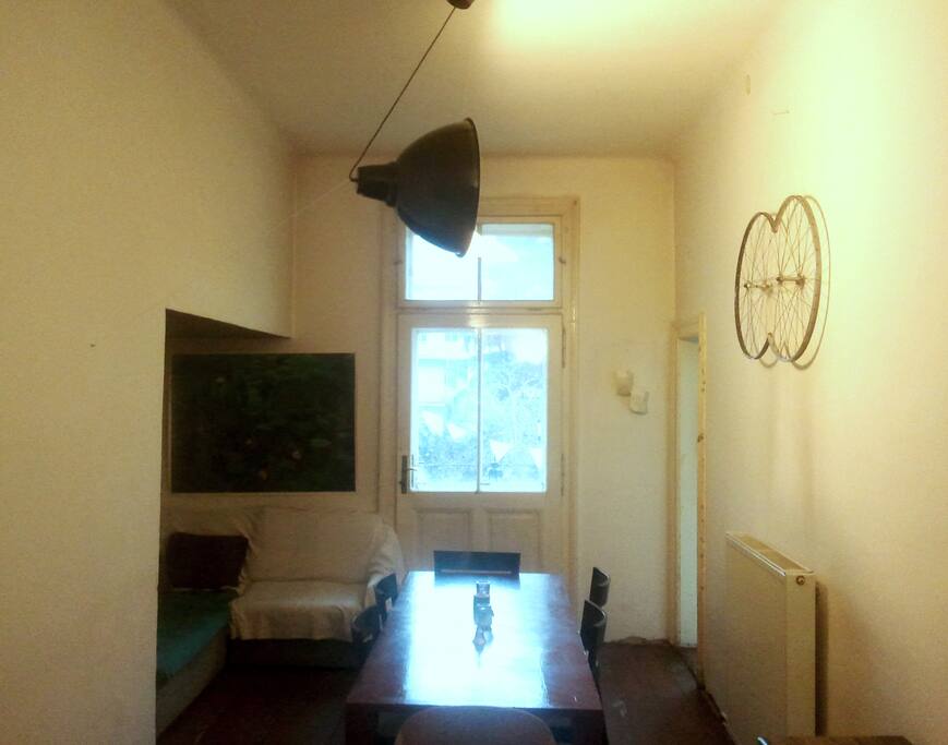 Ess- und Wohnzimmer mit kleinem erholsamen Balkon und Zugang zur Küche und zum Badezimmer.