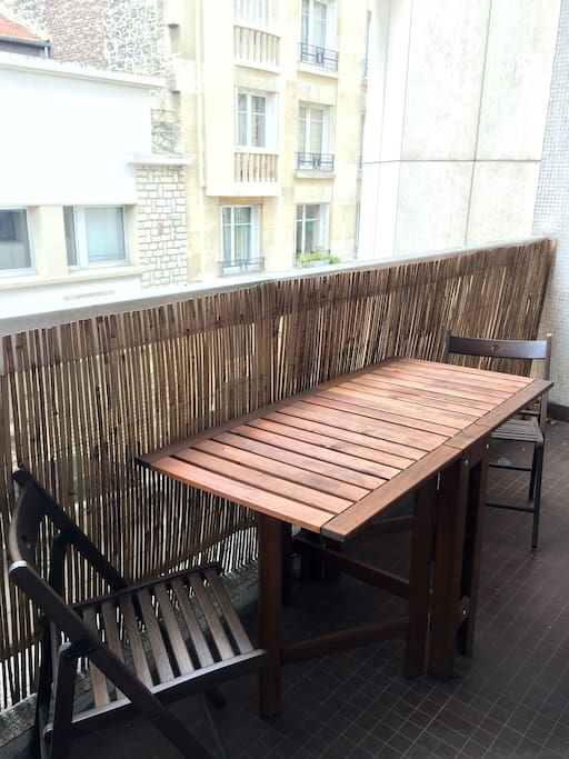 Balcon de 7m2, table qui peut se rentrer facilement