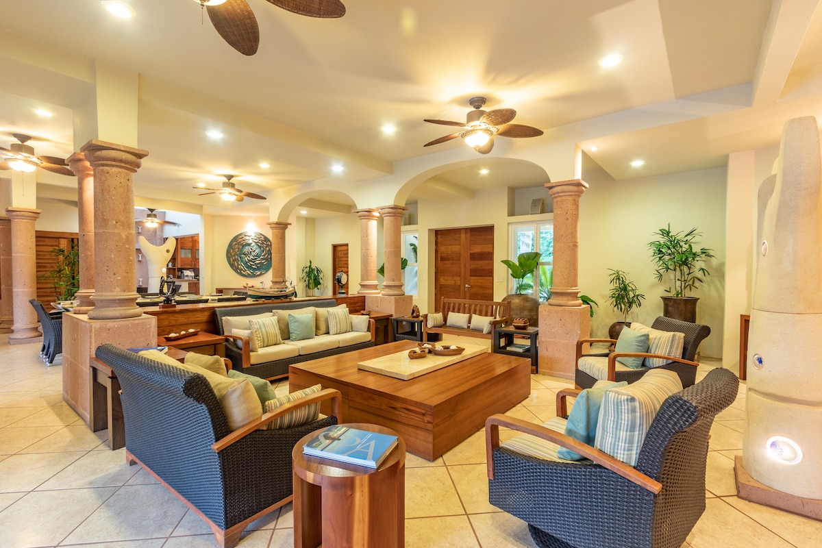 Anuncio de Airbnb popular: Magnificent Villa in Marina Chahué, Marina Soul! en Santa María Huatulco