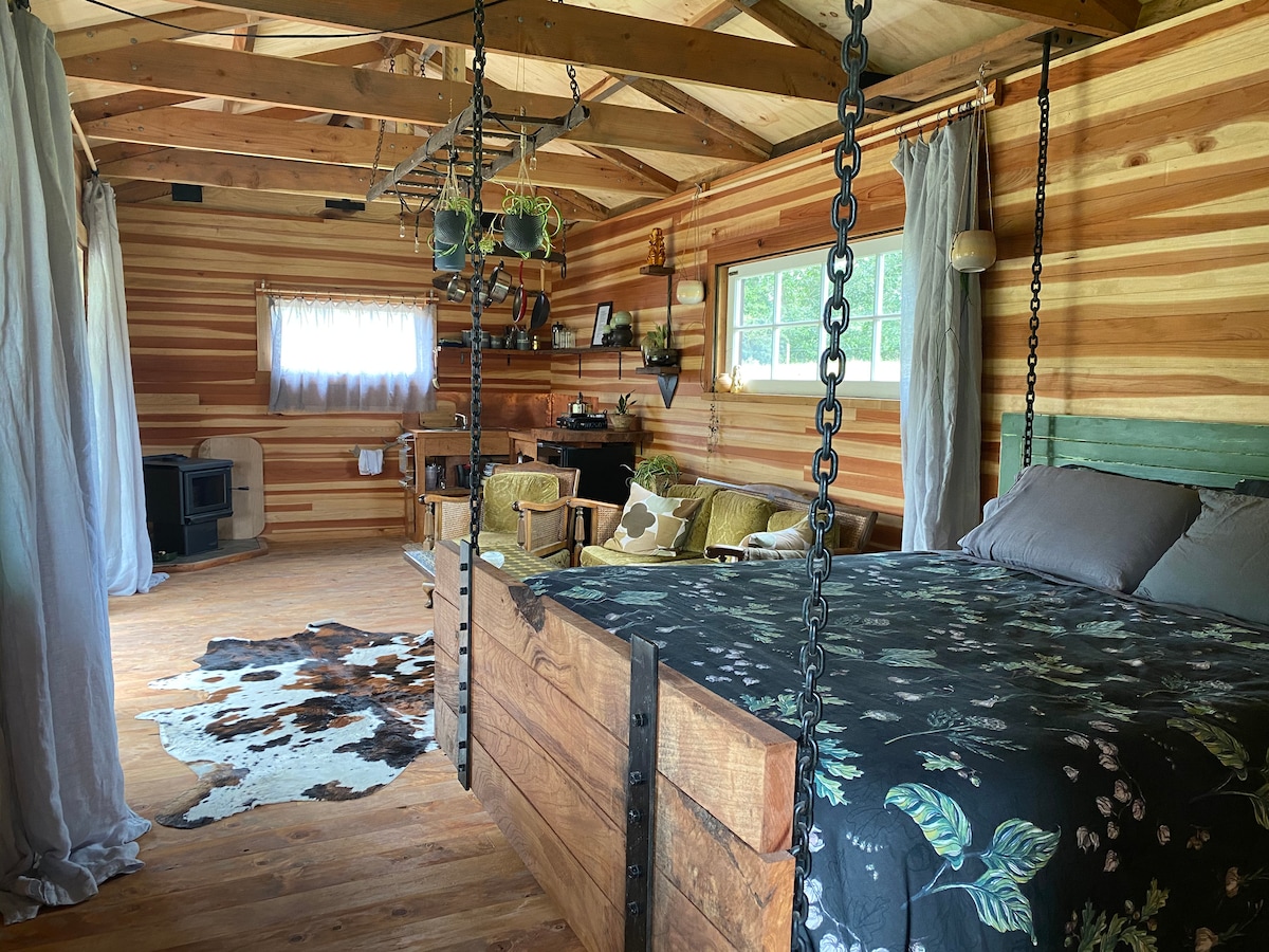 Veľmi pohodlná ručne vyrobená posteľ. Veľká manželská posteľ a zavesenie na reťaze najlepšia posteľ vôbec