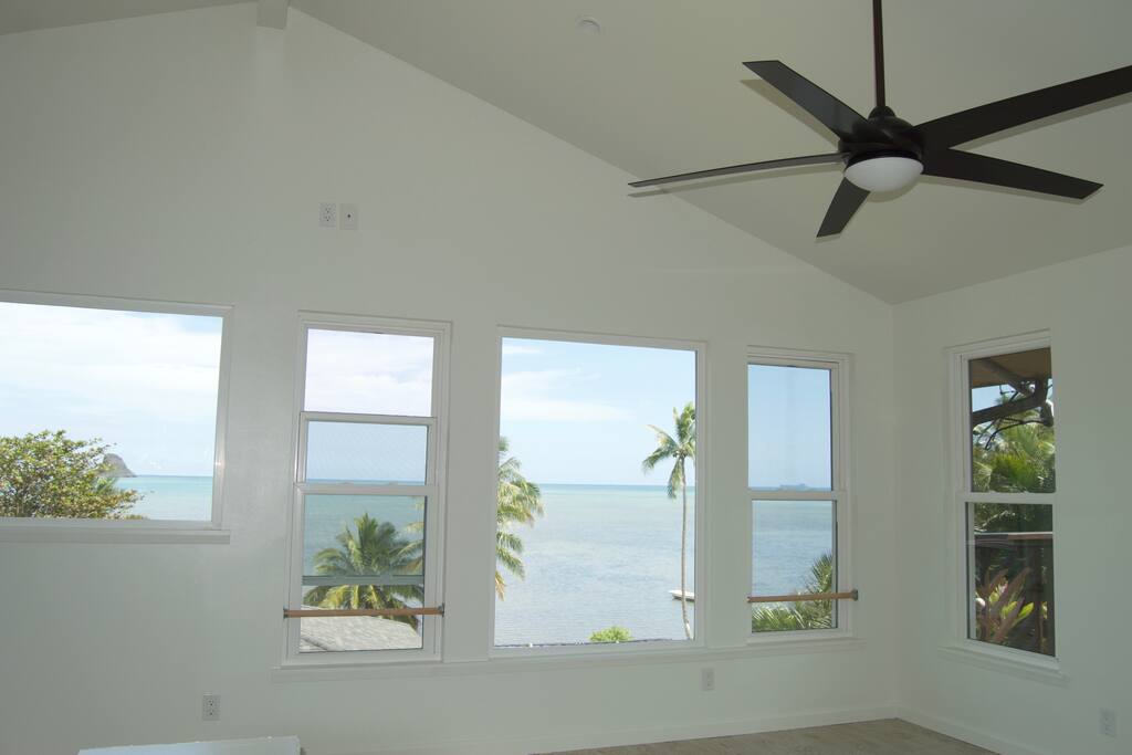 high ceiling & spacious living room
