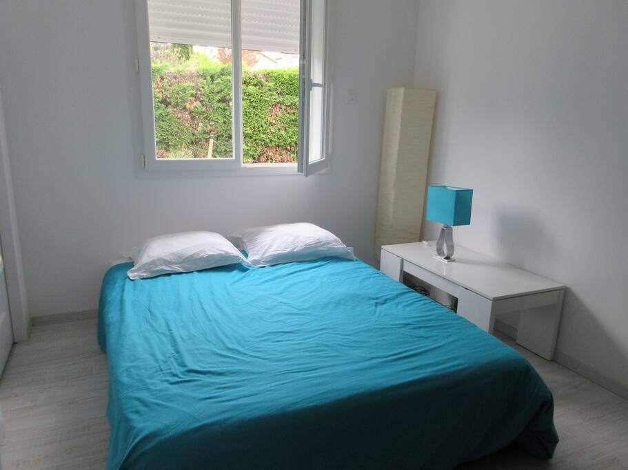 Chambre avec lit double + table basse + volets électriques + armoire à vêtements.
Vu de l'entrée