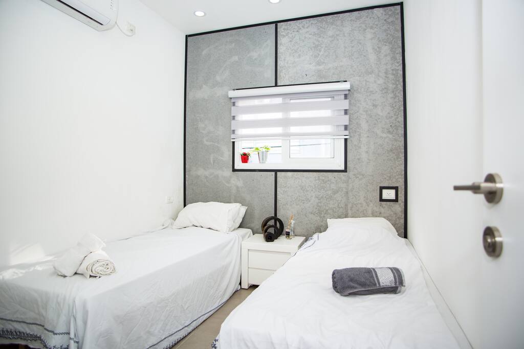 Shani's place is great. Perfect location, very accommodating host, all around very positive experience!