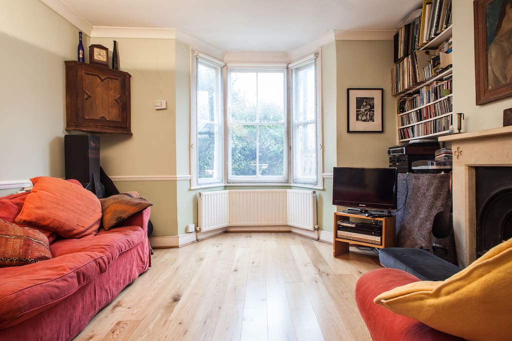 Living room with TV Channels/Digital Radio//CD Player