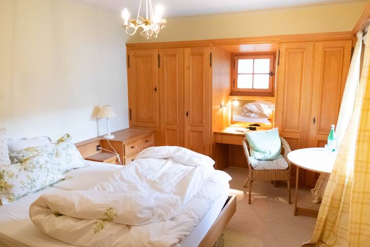 Chumba kikuu cha kulala , jua la asubuhi, ikiwa inahitajika na kitanda cha mtoto