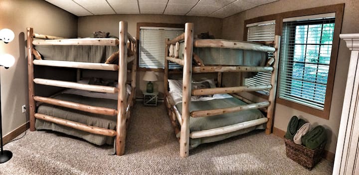 1 nga 5 dhoma gjumi - kjo ka 2 krevate të plotë me porosi - të dizajnuara dhe të personalizuara për këtë dhomë në vitin 2017.  Të gjitha dyshekët e rinj dhe mbulesat e krevatit spa.