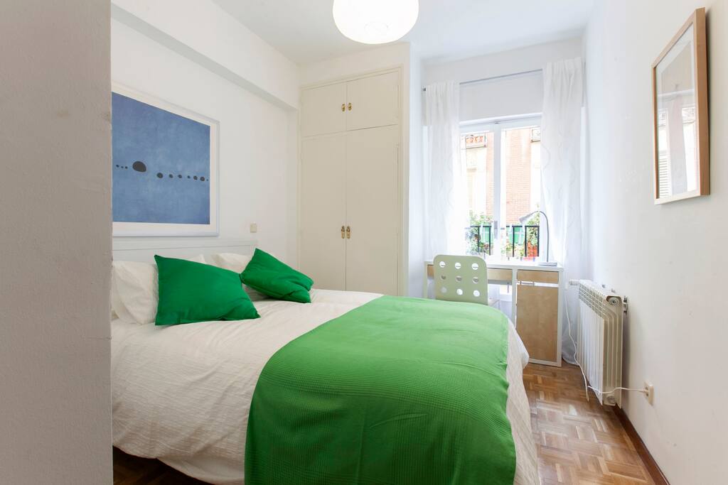 Habitación con cama doble. Mesa de noche y escritorio.