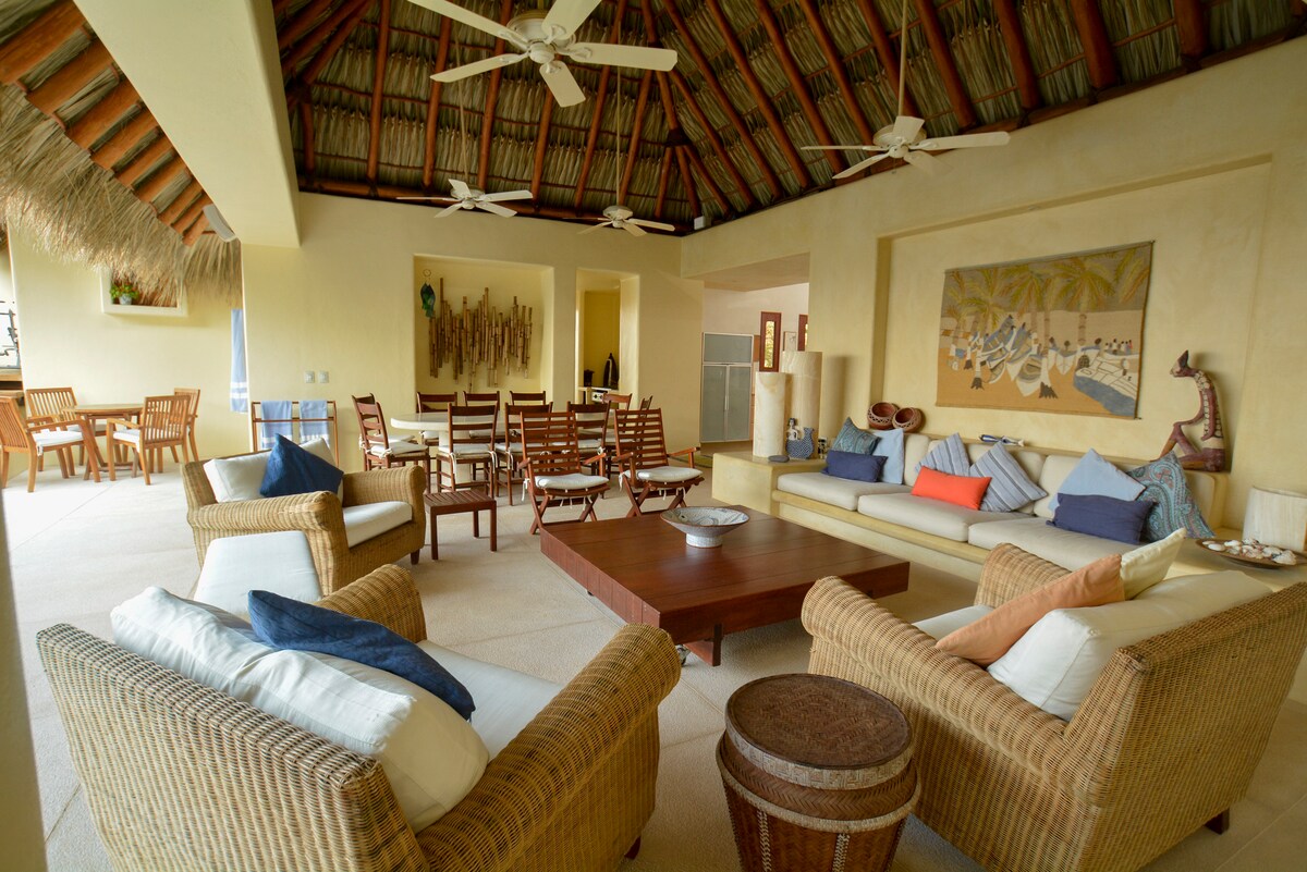 Anuncio de Airbnb popular: Luxury retreat: staffed, private beach, tennis en Zihuatanejo De Azueta