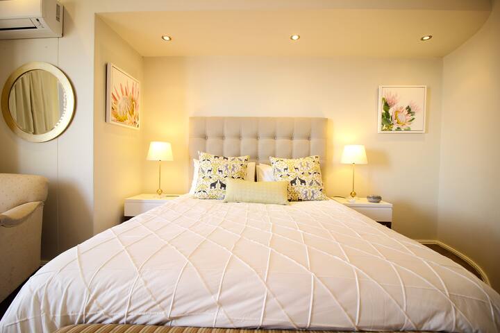 Camps Bay Apartment – Breathtaking Views + Pool gallery image 3