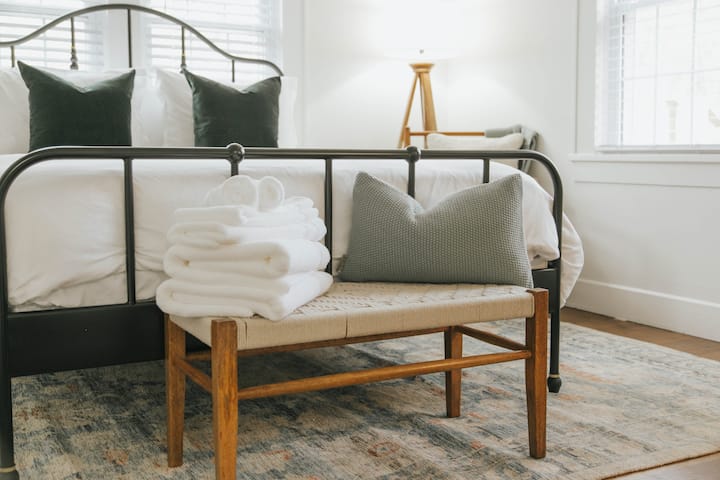 غرفة النوم الثانية ، تقع في الطابق الرئيسي. سرير بحجم كبير. 