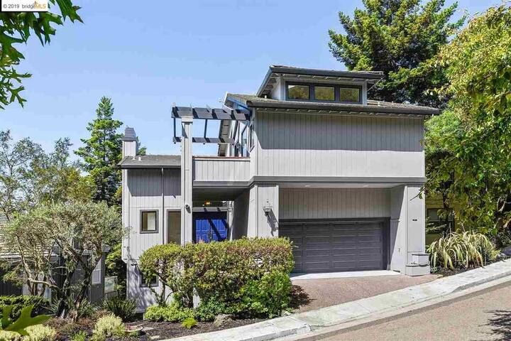 Luxurious House Beautiful Views on Claremont Hills gallery image 2