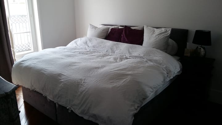 Letto matrimoniale grande che sembra un sogno.