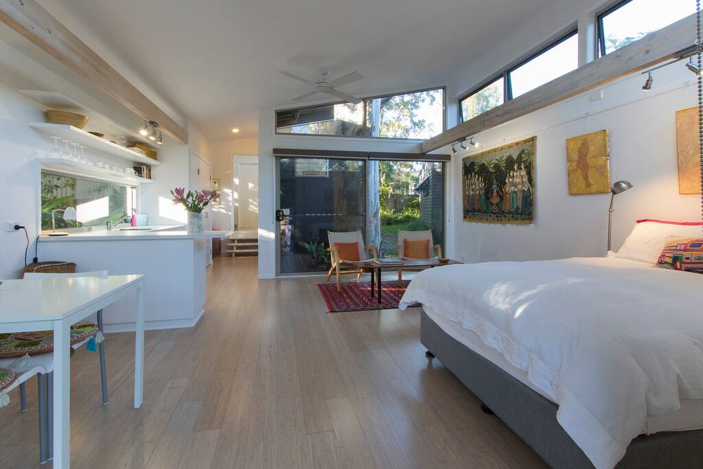 Welcome to the light flooded and very spacious Galeria la Rubia studio apartment!
