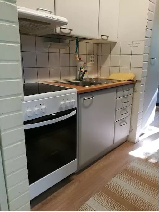 Pieni keittiö kahdelle huoneelle, omaa jääkaappitilaa