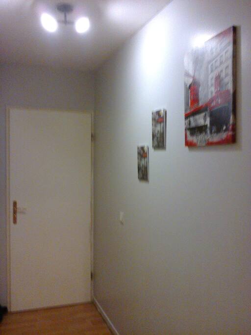 chambre située sur la gauche de ce second couloir avec salle de bains et toilettes