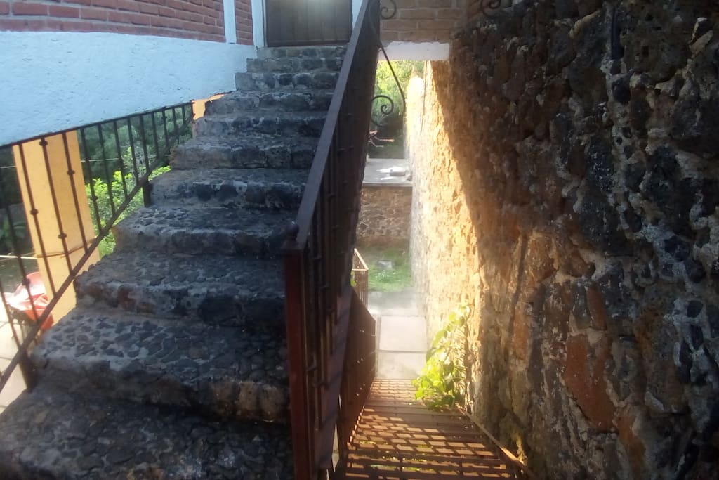 Ambas escaleras a la casa y a la explanada
