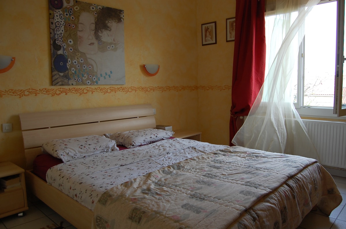 Главна спална соба со туш-кабина покрај 
градината на горниот кат 