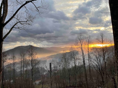 Successful Airbnb property: Lazy Bear Lodge in Dillsboro