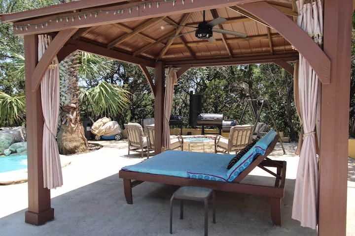 Couples Retreat with Steam Room & Hot Tub