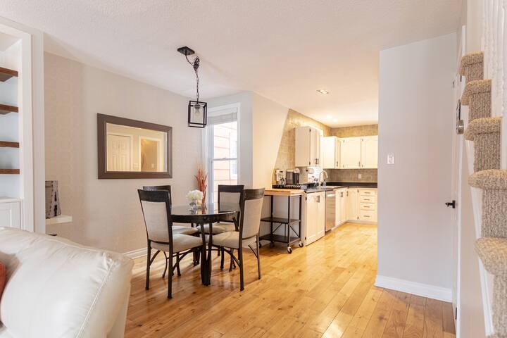 Chic Urban Retreat: Central Ottawa Comfort gallery image 3