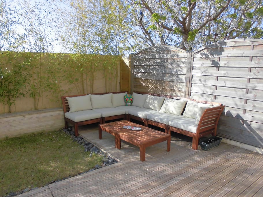 Le salon de jardin à l'ombre du cerisier...