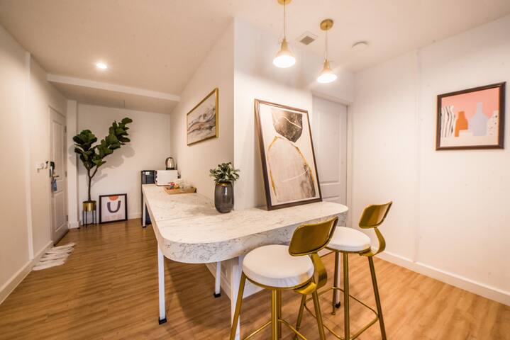 T5 ☆2 BD En Suite w/private garden☆ (3 Queen) gallery image 2