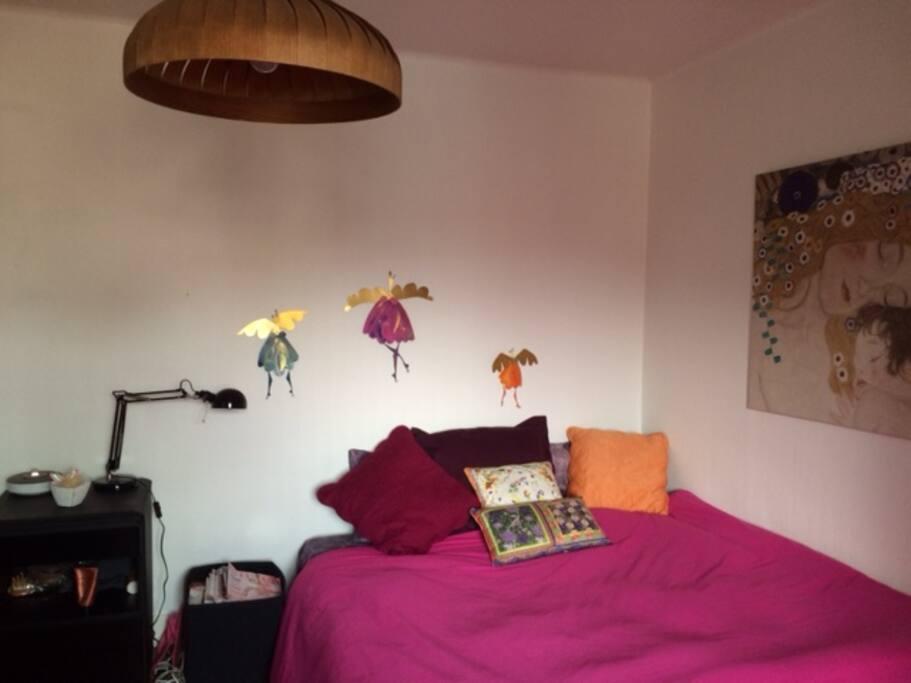 grande chambre lit 1m60 calme parquet au sol