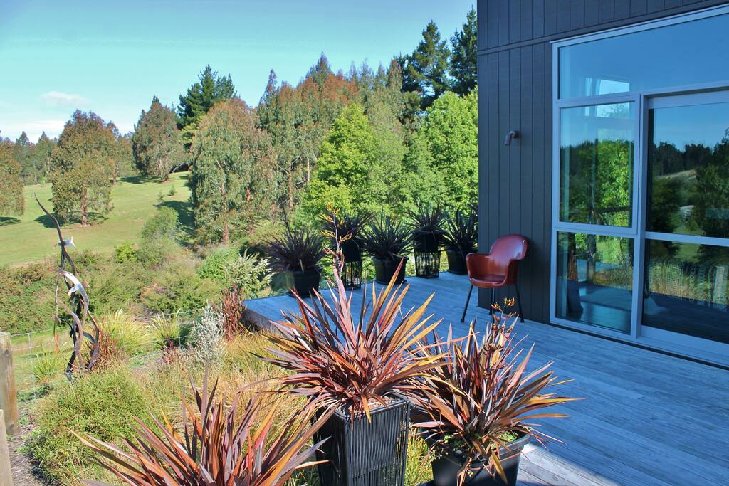 Decks, space - close to wineries, beaches, artisans, cafes.